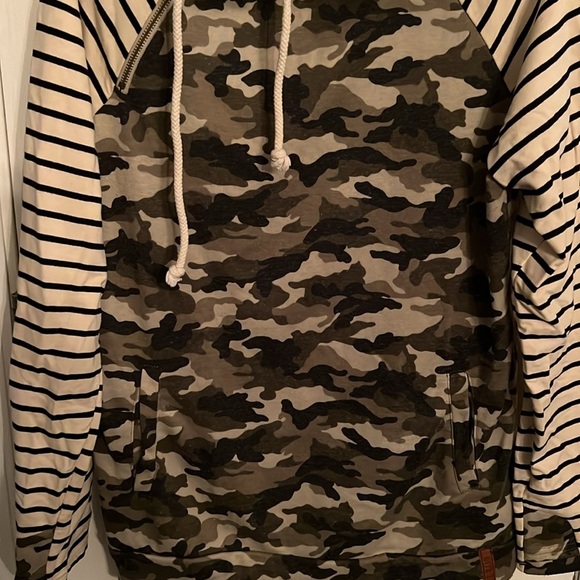 Ampersand camo striped hoodie EUC Large - Picture 2 of 7